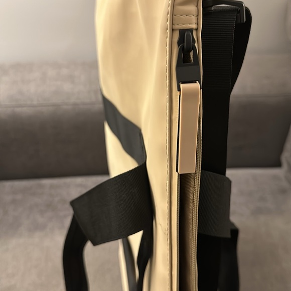 Rains tote bag in the color sand. - Picture 5 of 5